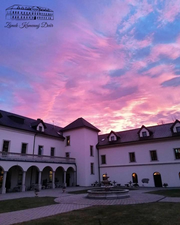 Zamek Kamenny Dvur Hotel Kynsperk nad Ohri Luaran gambar