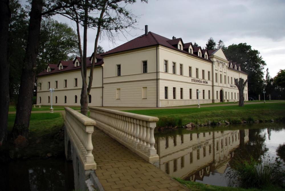 Zamek Kamenny Dvur Hotel Kynsperk nad Ohri Luaran gambar